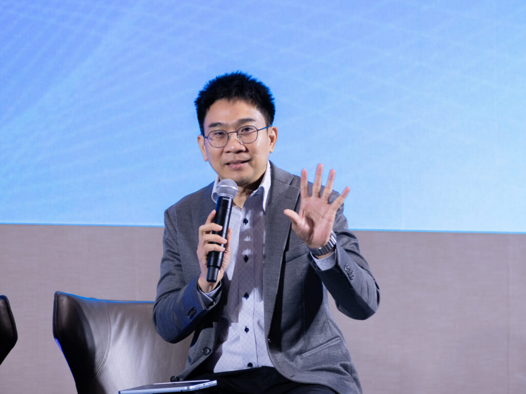 ภาพ: ดร.วสันต์ ภัทรอธิคม ผู้ช่วยผู้อำนวยการ สวทช. บรรยายถึงประสิทธิภาพการเชื่อมต่อระบบ Traffy Fondue เข้ากับแพลตฟอร์มเตือนภัย