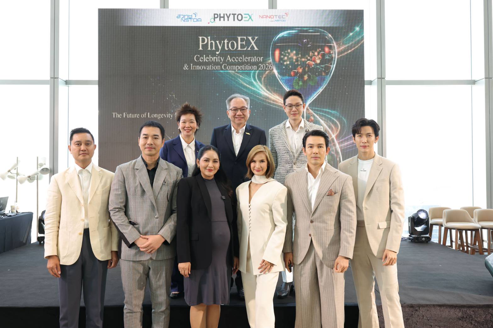 ภาพ หมู่ผู้บริหารและ Celebrity ที่ร่วมงาน แถลงข่าว สวทช. โดยแพลตฟอร์ม PhytoEX เปิดตัว 2 โครงการหนุนสร้างผลิตภัณฑ์นวัตกรรมด้วยสารออกฤทธิ์มูลค่าสูงจากสมุนไพรไทย