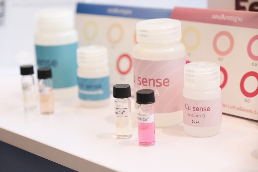 ภาพ: อุปกรณ์ขวดทดลองขนาดเล็กที่บรรจุตัวอย่างน้ำทดสอบสารปนเปื้อนเหล็ก (Fe Sense) แสดงการเปลี่ยนสีของน้ำยาเมื่อทำปฏิกิริยากับสารเคมี