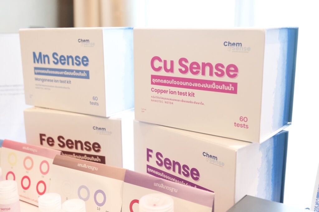 กล่องผลิตภัณฑ์ชุดตรวจวัดสารเคมีในน้ำกลุ่ม ChemSense ได้แก่ ชุดตรวจแมงกานีส (Mn Sense) ชุดตรวจทองแดง (Cu Sense) ชุดตรวจเหล็ก (Fe Sense) และชุดตรวจฟลูออไรด์ (F Sense)