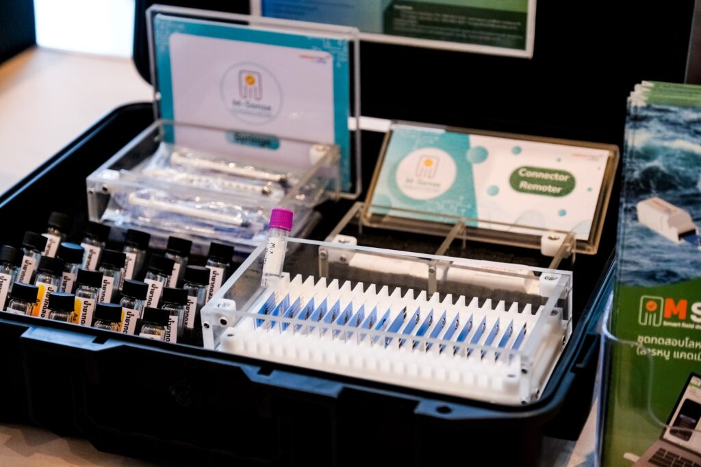 ภาพ: อุปกรณ์ภายในกระเป๋าชุดทดสอบโลหะหนักภาคสนามแบบพกพา (M Sense) ที่จัดเรียงอย่างเป็นระเบียบสำหรับการนำไปใช้งานนอกสถานที่