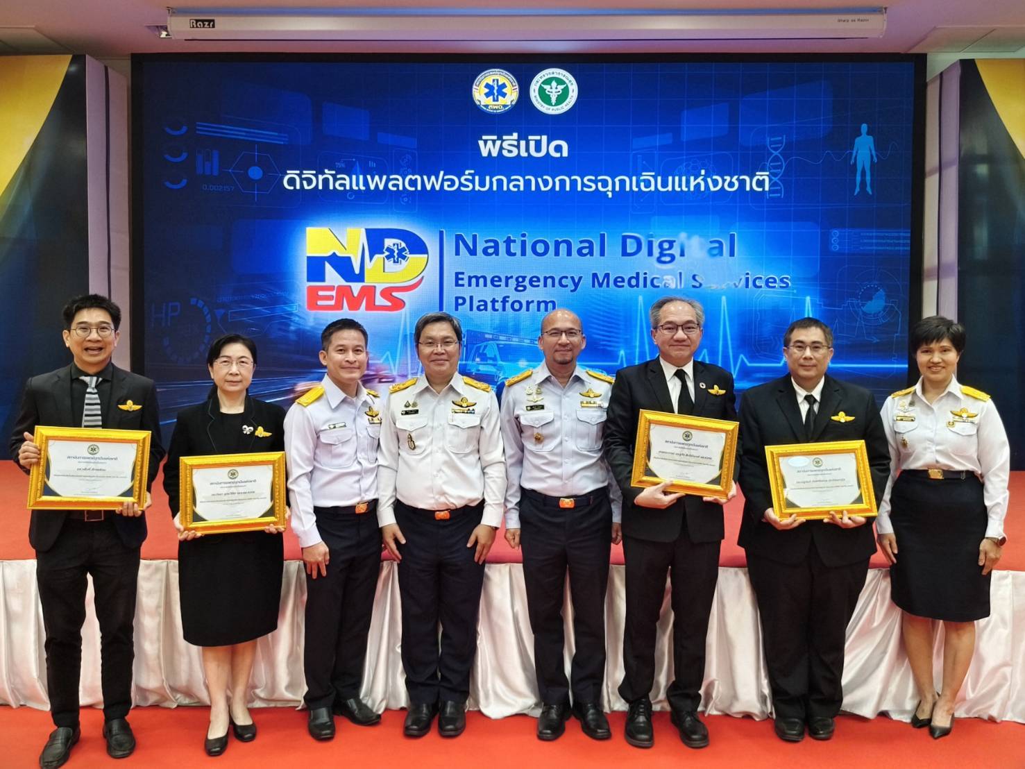 ภาพศาสตราจารย์ ดร.ชูกิจ ลิมปิจำนงค์ ผู้อำนวยการสำนักงานพัฒนาวิทยาศาสตร์และเทคโนโลยีแห่งชาติ สวทช. รับมอบปีกกิตติมศักดิ์เฮลิคอปเตอร์การแพทย์ฉุกเฉิน