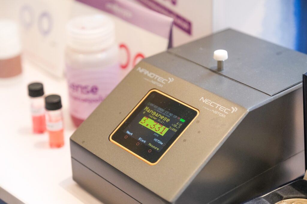 ภาพ: เครื่องอ่านผลสารเคมีในน้ำแบบพกพา DuoEye Reader ที่พัฒนาโดยเนคเทค (NECTEC) กำลังแสดงตัวเลขผลการประมวลค่าปริมาณแมงกานีสบนหน้าจอดิจิทัล