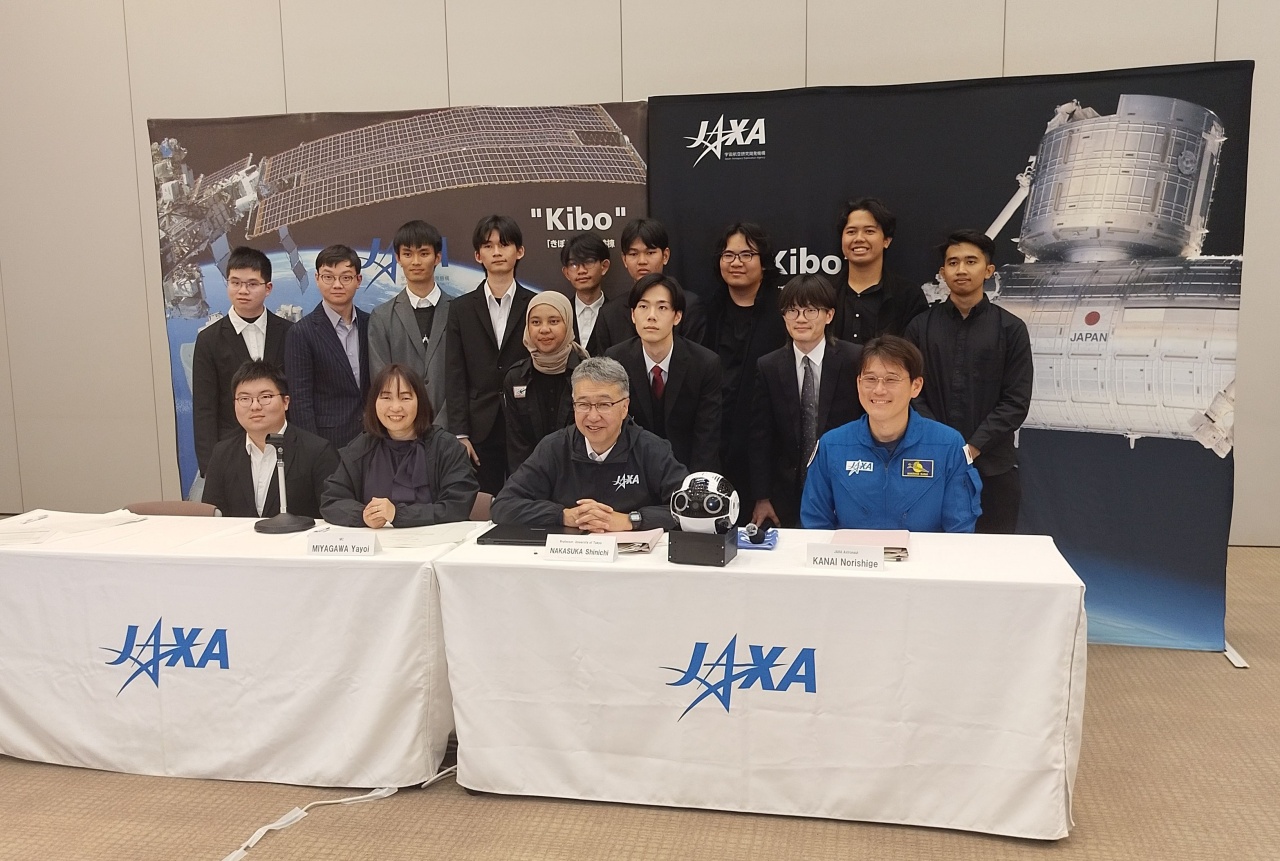ภาพภาพบรรยากาศการแข่งขันรอบชิงแชมป์นานาชาติ ณ ศูนย์อวกาศสึกุบะ ร่วมกับเยาวชนจากนานาชาติ และนักบินอวกาศญี่ปุ่น โนริชิเงะ คะไน (Norishige Kanai)