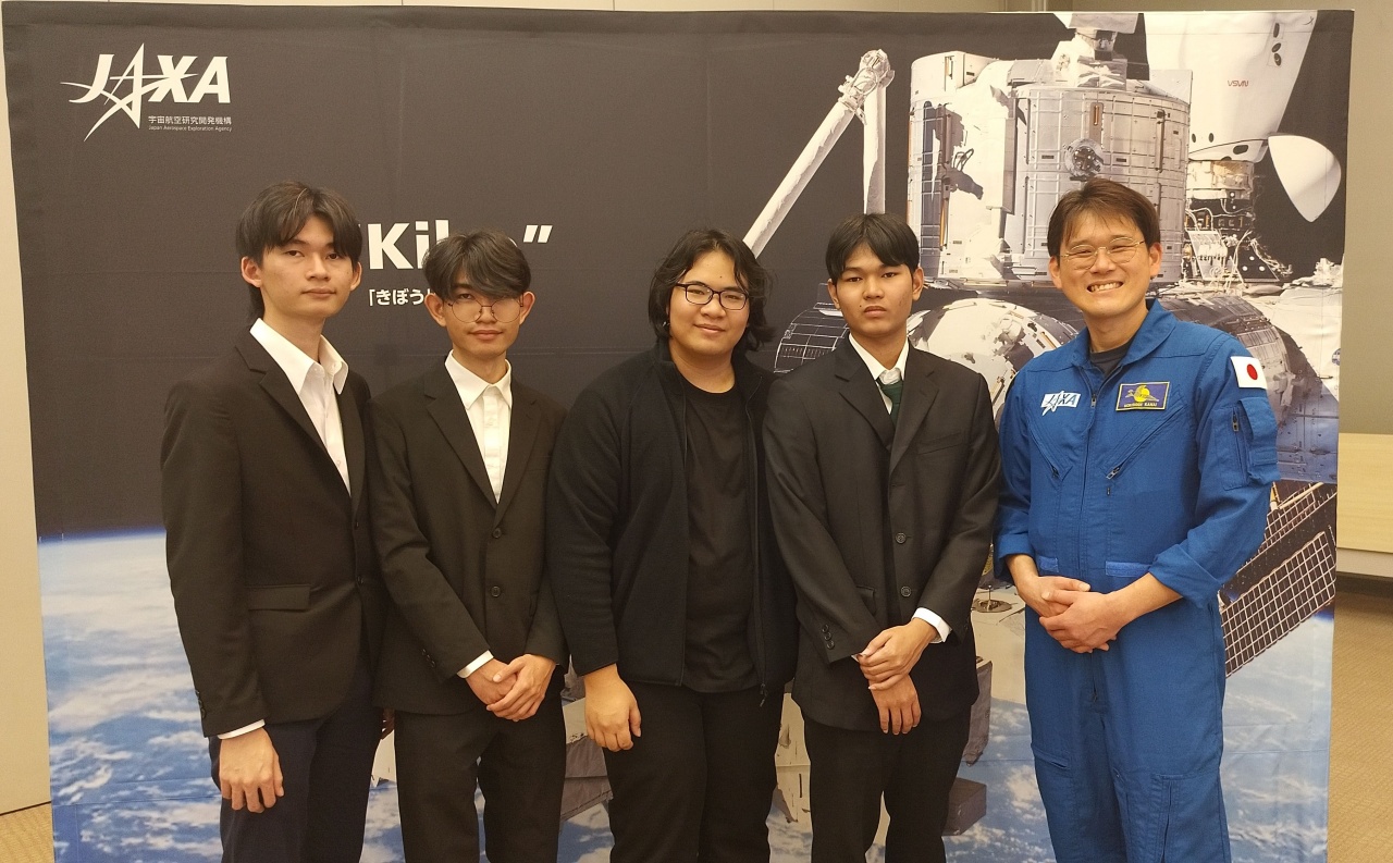 ภาพเยาวชนตัวแทนประเทศไทยทีมซินแท็กซ์ไวยากรณ์ ถ่ายภาพร่วมกับนักบินอวกาศญี่ปุ่น โนริชิเงะ คะไน (Norishige Kanai)