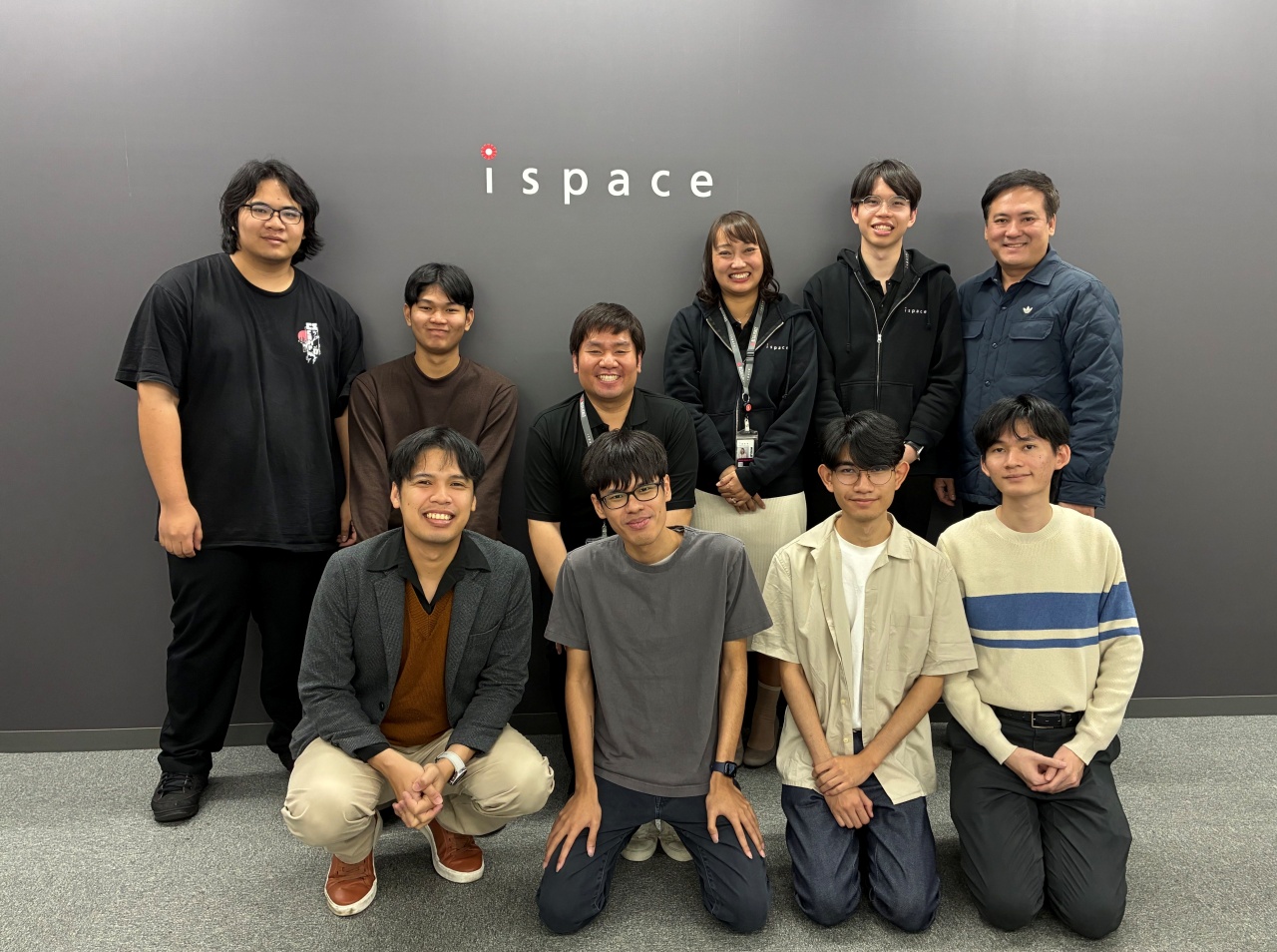 ภาพเยาวชนตัวแทนประเทศไทยทีมซินแท็กซ์ไวยากรณ์ เยี่ยมชมบริษัท ispace Inc. ผู้เชี่ยวชาญด้านการพัฒนายานสำรวจดวงจันทร์ ซึ่งมีเจ้าหน้าที่คนไทยทำงานในบริษัทถึง 4 คน ด้วยกัน ได้รับฟังการบรรยายภาพรวมธุรกิจและการสร้างเครือข่ายพันธมิตรด้านอวกาศระดับโลก วัฒนธรรมการทำงานที่น่าสนใจขององค์กร รวมถึงประสบการณ์ตรงจากการฝึกงาน และเส้นทางอาชีพในสายงานอวกาศ