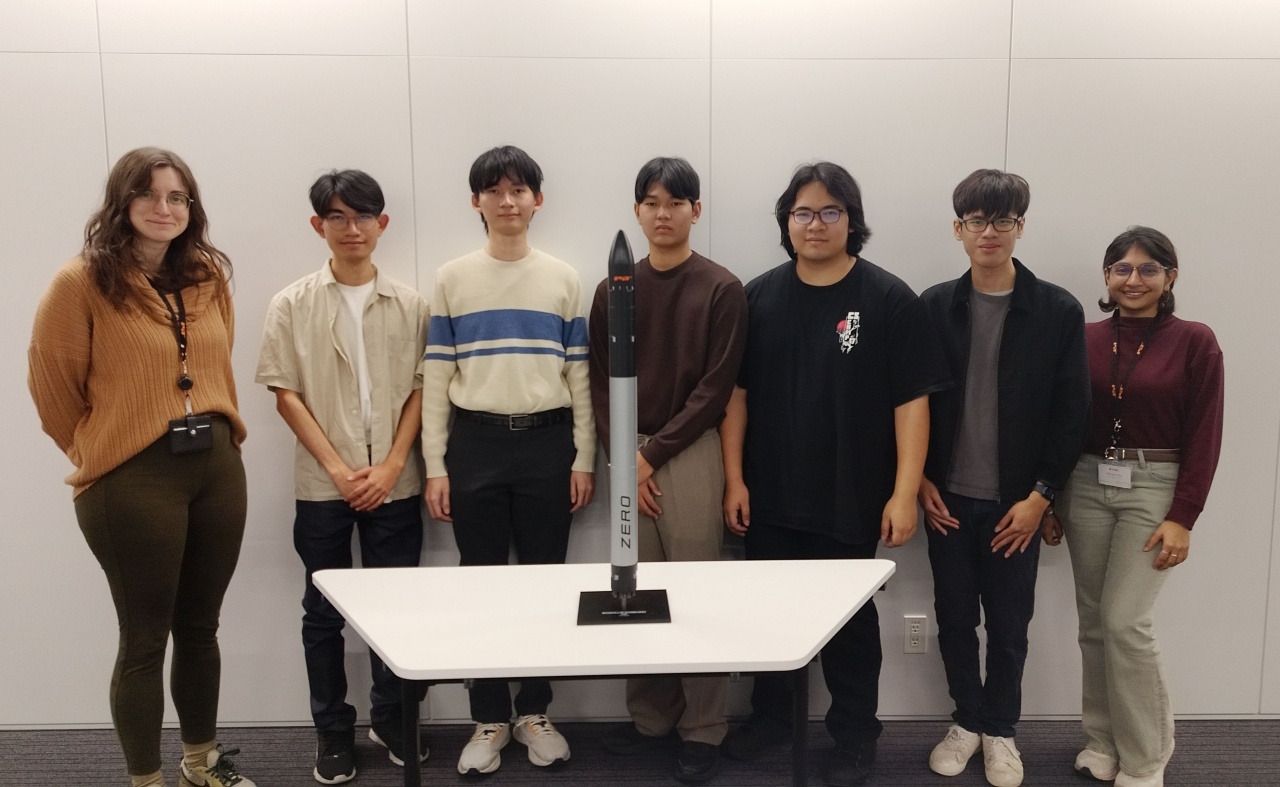 ภาพเยาวชนตัวแทนประเทศไทยทีมซินแท็กซ์ไวยากรณ์ เยี่ยมชมบริษัท Interstellar Technologies ผู้นำด้านเทคโนโลยีจรวดขนส่งอวกาศของประเทศญี่ปุ่น รับฟังบรรยายพิเศษด้านนวัตกรรมจรวดและเทคโนโลยีอวกาศ