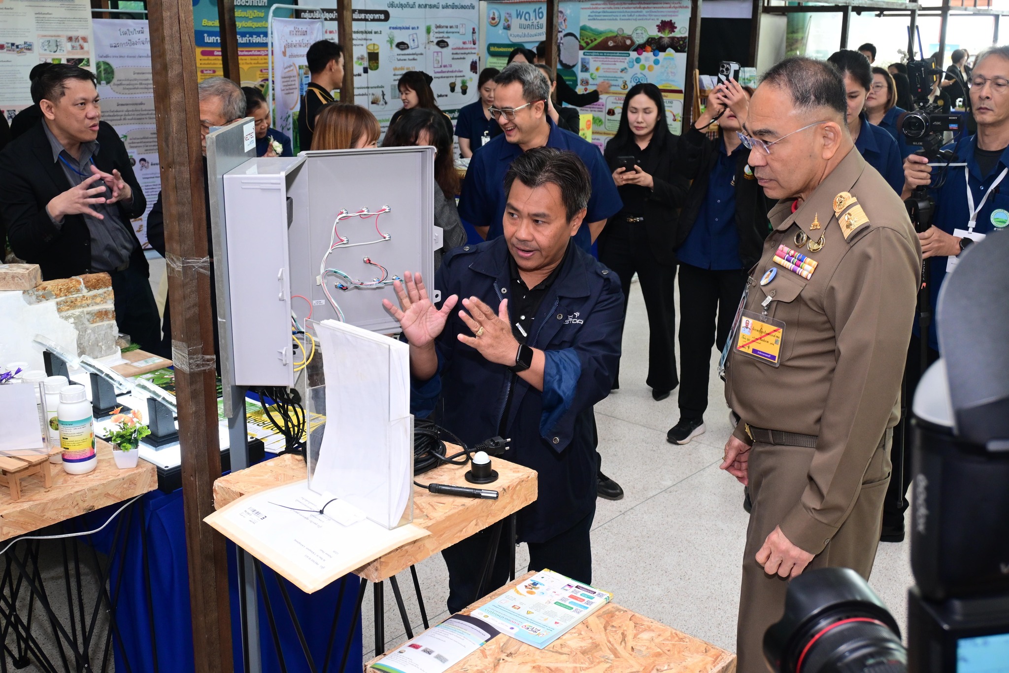 ภาพ พลเอก กัมปนาท รุดดิษฐ์ องคมนตรีและประธานกรรมการบริหารมูลนิธิโครงการหลวง  เยี่ยมชมบูธผลงานวิจัยของ สวทช.