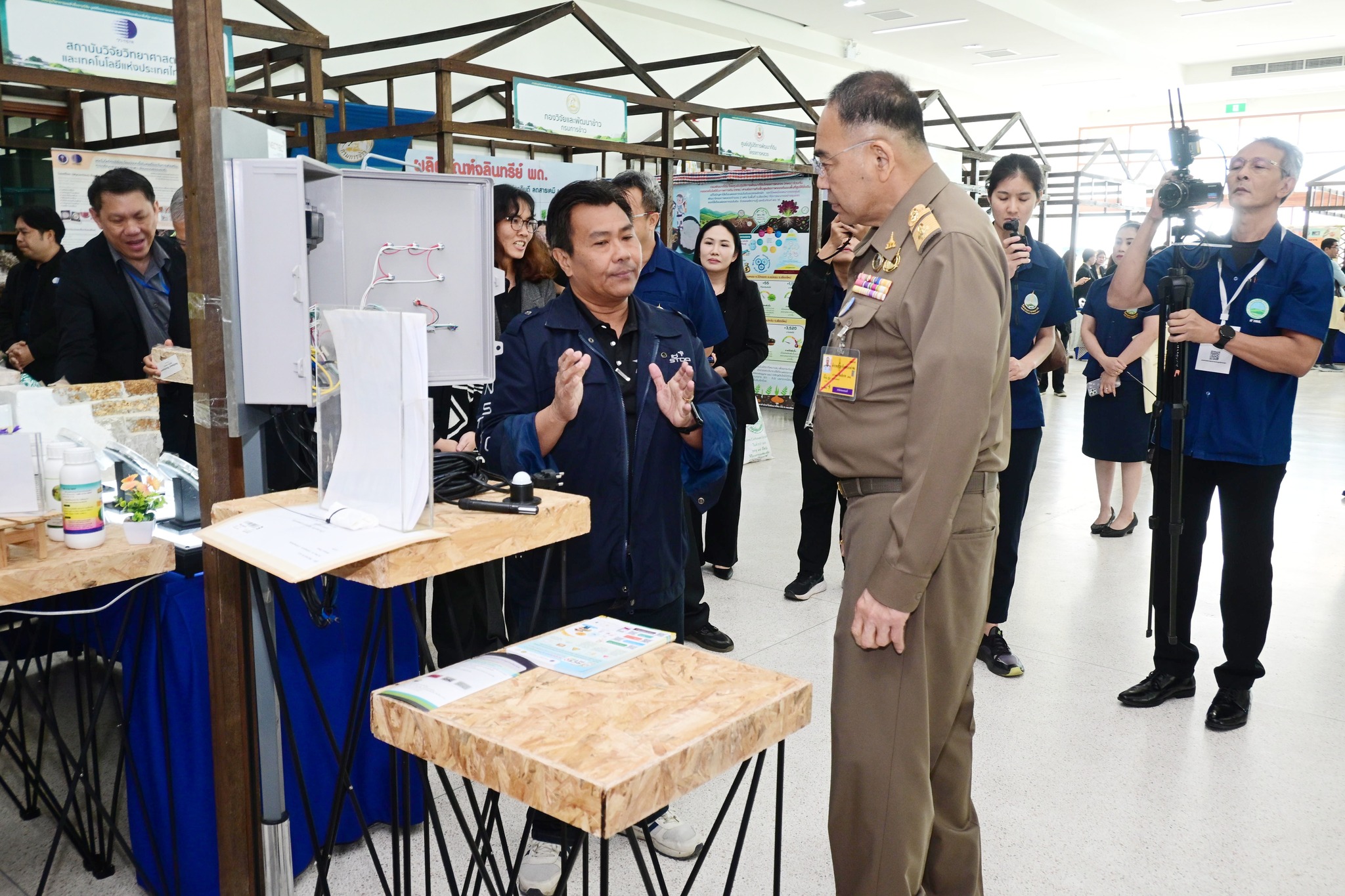 ภาพ พลเอก กัมปนาท รุดดิษฐ์ องคมนตรีและประธานกรรมการบริหารมูลนิธิโครงการหลวง  เยี่ยมชมบูธผลงานวิจัยของ สวทช.