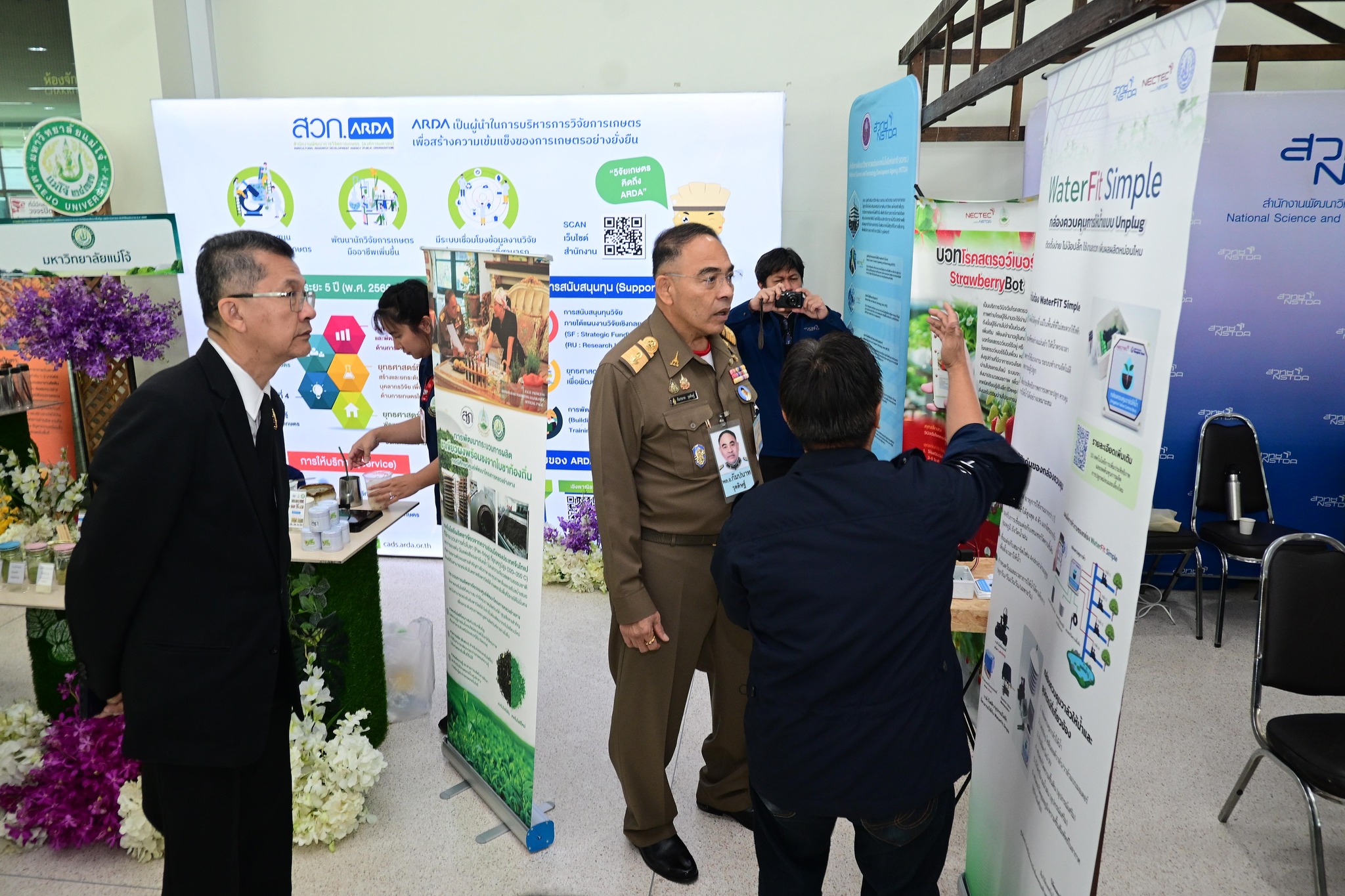 ภาพ พลเอก กัมปนาท รุดดิษฐ์ องคมนตรีและประธานกรรมการบริหารมูลนิธิโครงการหลวง  เยี่ยมชมบูธผลงานวิจัยของ สวทช.