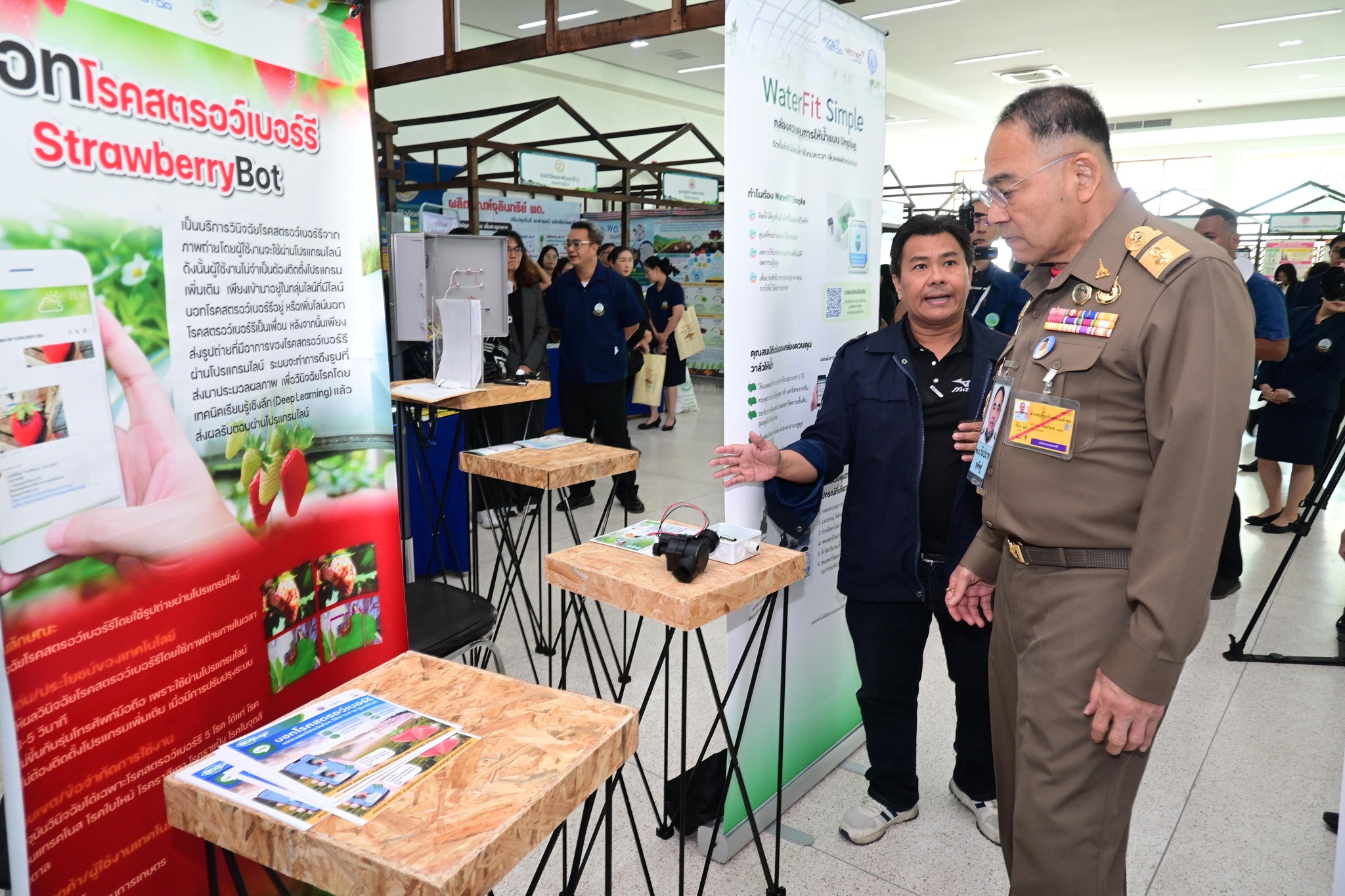 ภาพ พลเอก กัมปนาท รุดดิษฐ์ องคมนตรีและประธานกรรมการบริหารมูลนิธิโครงการหลวง  เยี่ยมชมบูธผลงานวิจัยของ สวทช.