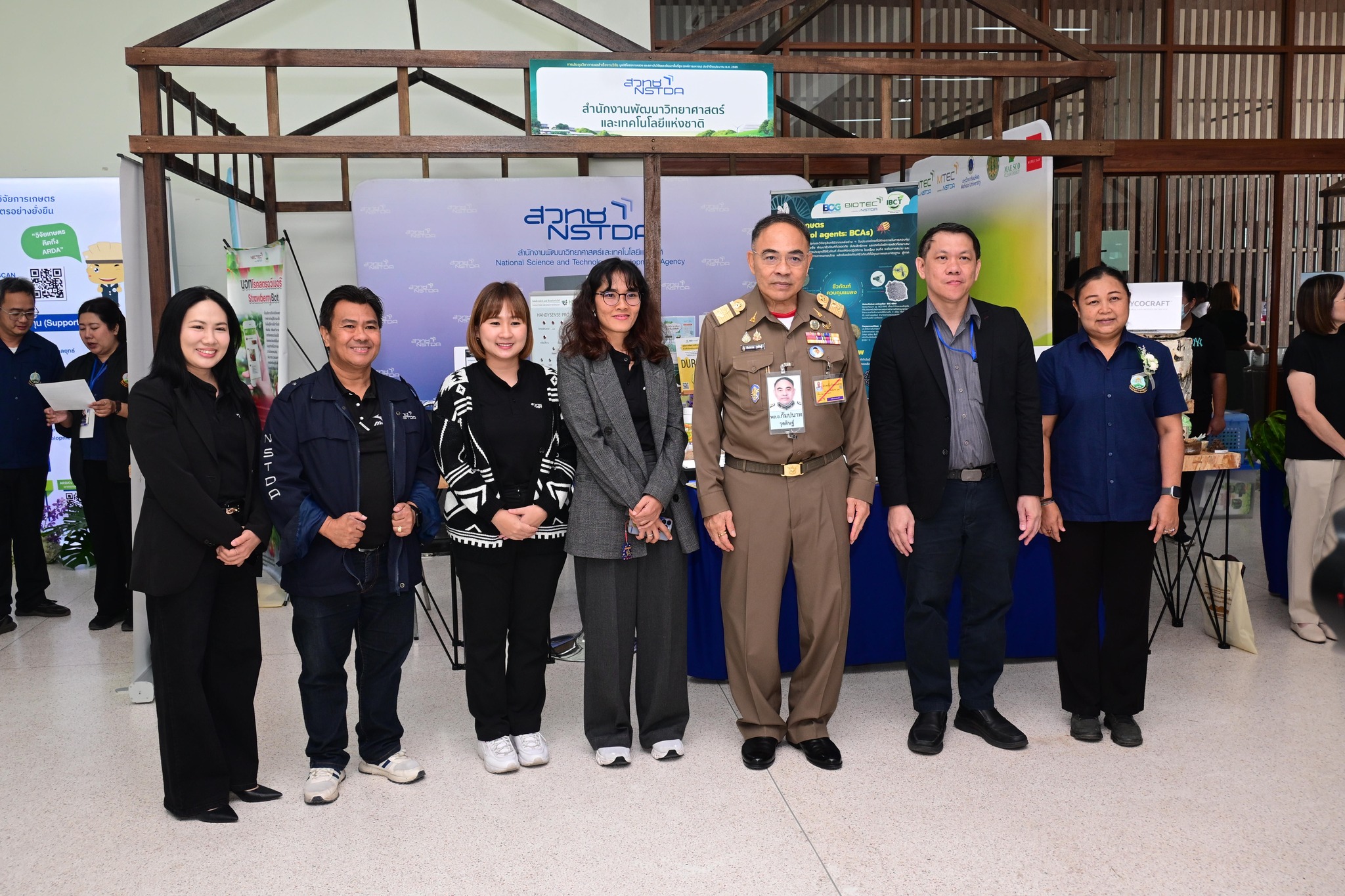 ภาพหมู่ข่าว สวทช. แอ่วเหนือ โชว์เทคโนโลยีเกษตรอัจฉริยะ ในงานประชุมวิชาการและนิทรรศการโครงการหลวง ประจำปี 2569