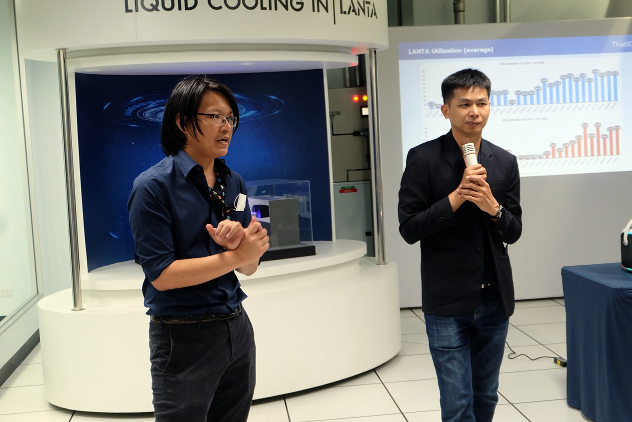 ภาพ: ดร.กริช นาสิงห์ขันธุ์ ผู้อำนวยการ ThaiSC และเจ้าหน้าที่ สวทช. บรรยายข้อมูลระบบหล่อเย็น (Liquid Cooling) ของเครื่อง LANTA Supercomputer
