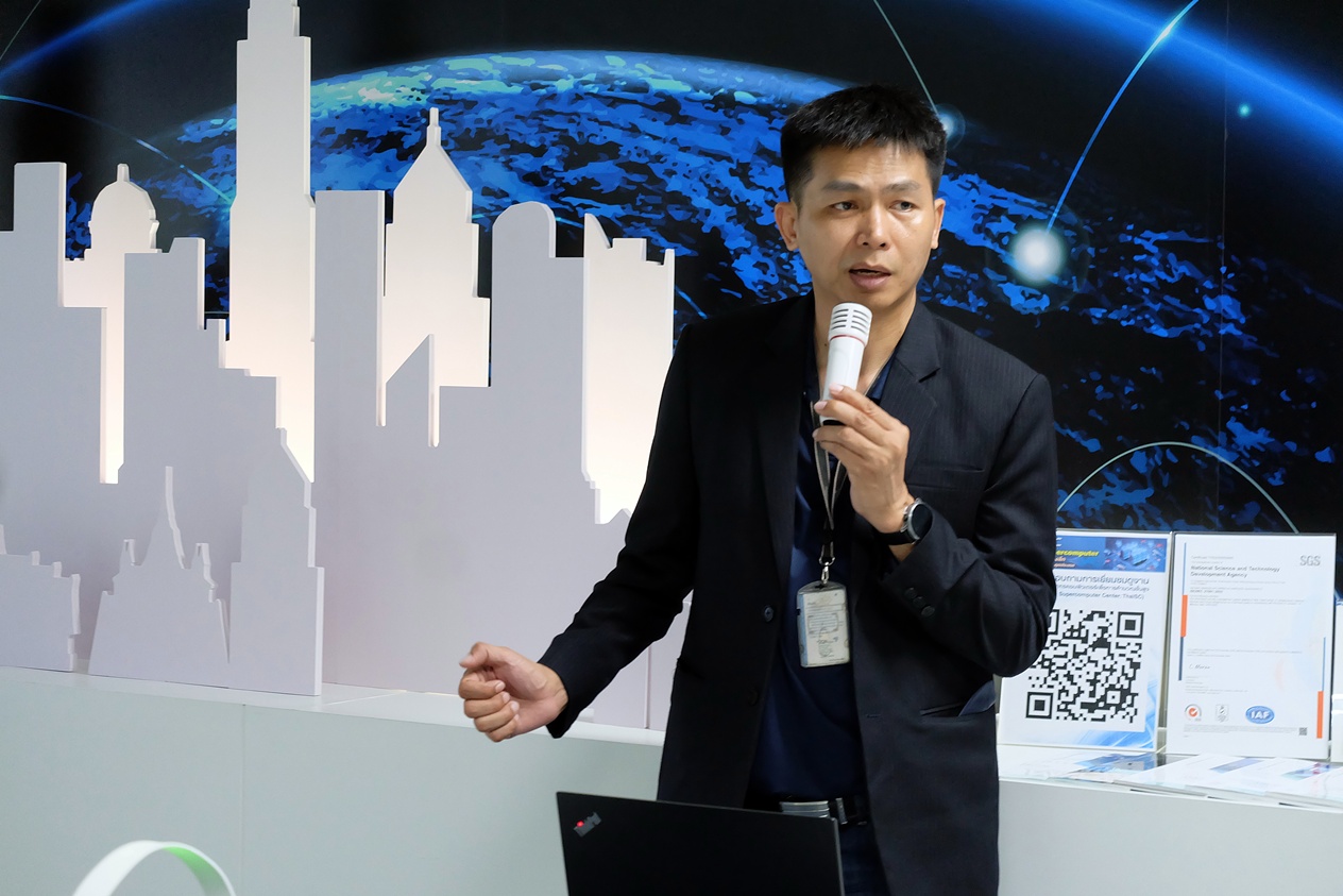ภาพ: ดร.กริช นาสิงห์ขันธุ์ ผู้อำนวยการศูนย์ทรัพยากรคอมพิวเตอร์เพื่อการคำนวณขั้นสูง (ThaiSC) เป็นวิทยากรบรรยายประสิทธิภาพการทำงานของซูเปอร์คอมพิวเตอร์