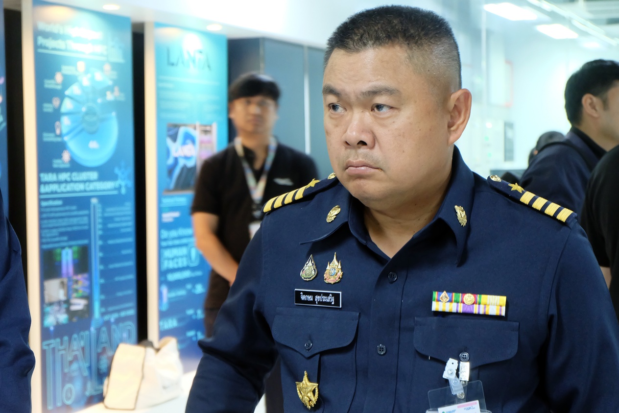 ภาพ: นาวาอากาศเอก จิตกษม สุขประเสริฐ รองผู้อำนวยการศูนย์เทคโนโลยีสารสนเทศทหาร กรมการสื่อสารทหาร รับฟังการบรรยาย ณ ศูนย์ ThaiSC