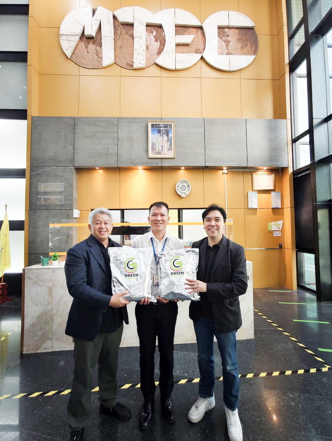 คุณพิษณุ จารุพัฒนะสิริกุล Founder บริษัททีเออาร์เอฟ จำกัด, ดร.สิทธิศักดิ์ ประสานพันธ์ นักวิจัยทีมวิจัยซีเมนต์และวัสดุคอมพอสิตเพื่อความยั่งยืน เอ็มเทค สวทช. และคุณศุภฤกษ์ จิระกิตติดุล Founder บริษัทกรีน เซอคูล่าร์ จำกัด