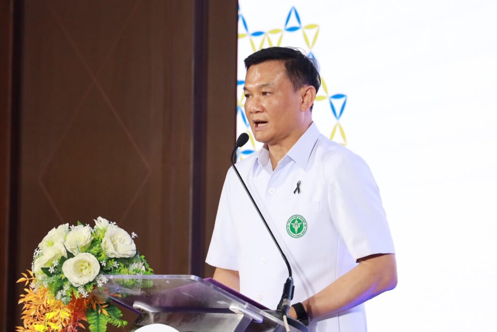 ภาพ: นายแพทย์สุระ วิเศษศักดิ์ ขณะกล่าวบรรยายในงานประชุมเชิงปฏิบัติการและพิธีมอบโล่ประกาศเกียรติคุณ