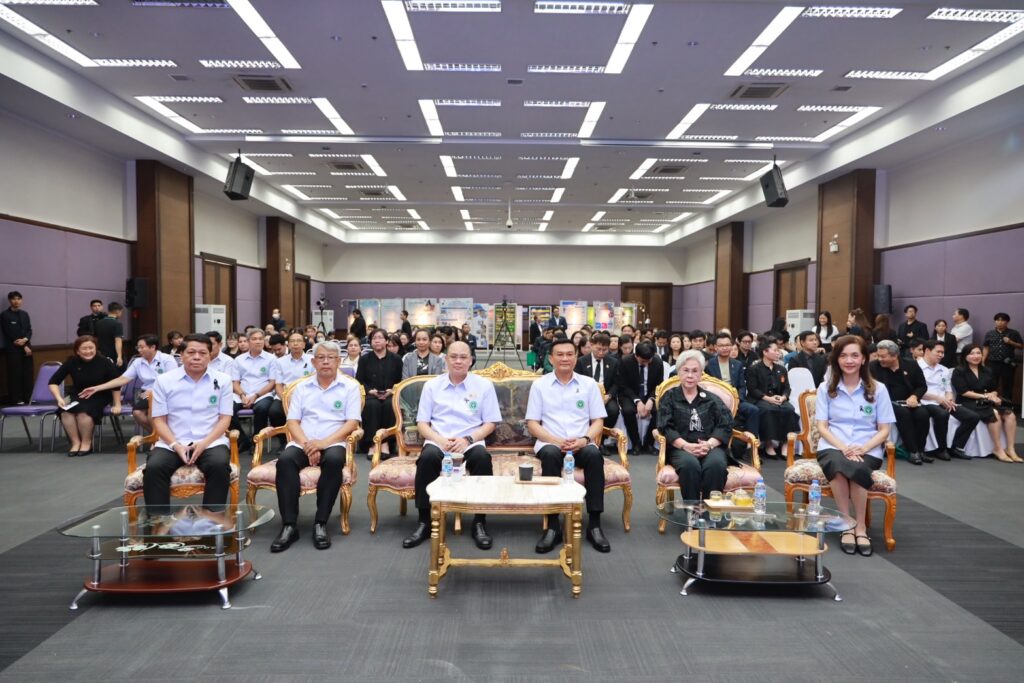 ภาพ: คณะผู้บริหารและผู้เข้าร่วมงานนั่งรับฟังการบรรยายภายในห้องประชุมสัมพุทธเมตตาประชารักษ์
