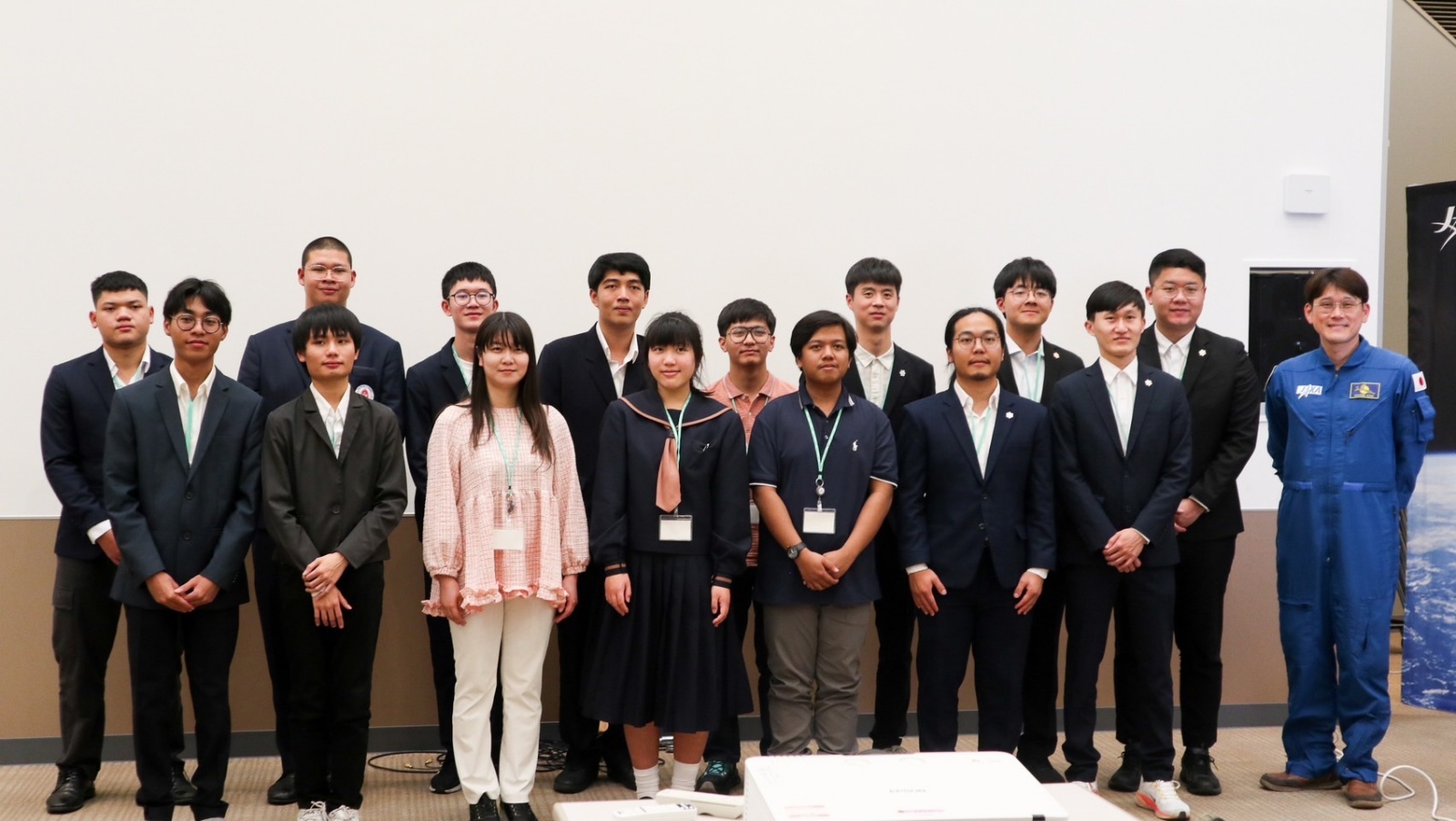 ภาพหมู่นำเยาวชนไทยทั้ง 6 คน (2 ทีม/ทีมละ 3 คน) เข้าร่วมกิจกรรมโครงการ Asian Try Zero-G 2025 ณ ประเทศญี่ปุ่น