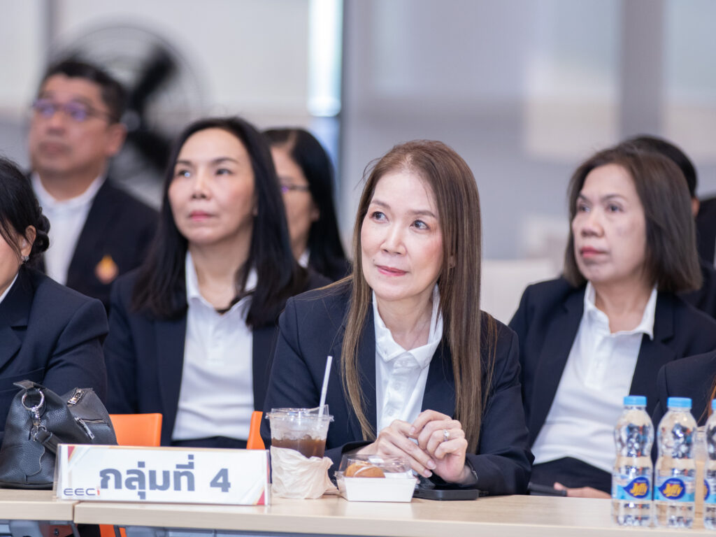 ภาพ: คณะผู้เข้ารับการอบรม นงส. รุ่นที่ 13 รับฟังการบรรยายศักยภาพด้านวิทยาศาสตร์ เทคโนโลยี และนวัตกรรมของ สวทช. อย่างตั้งใจ