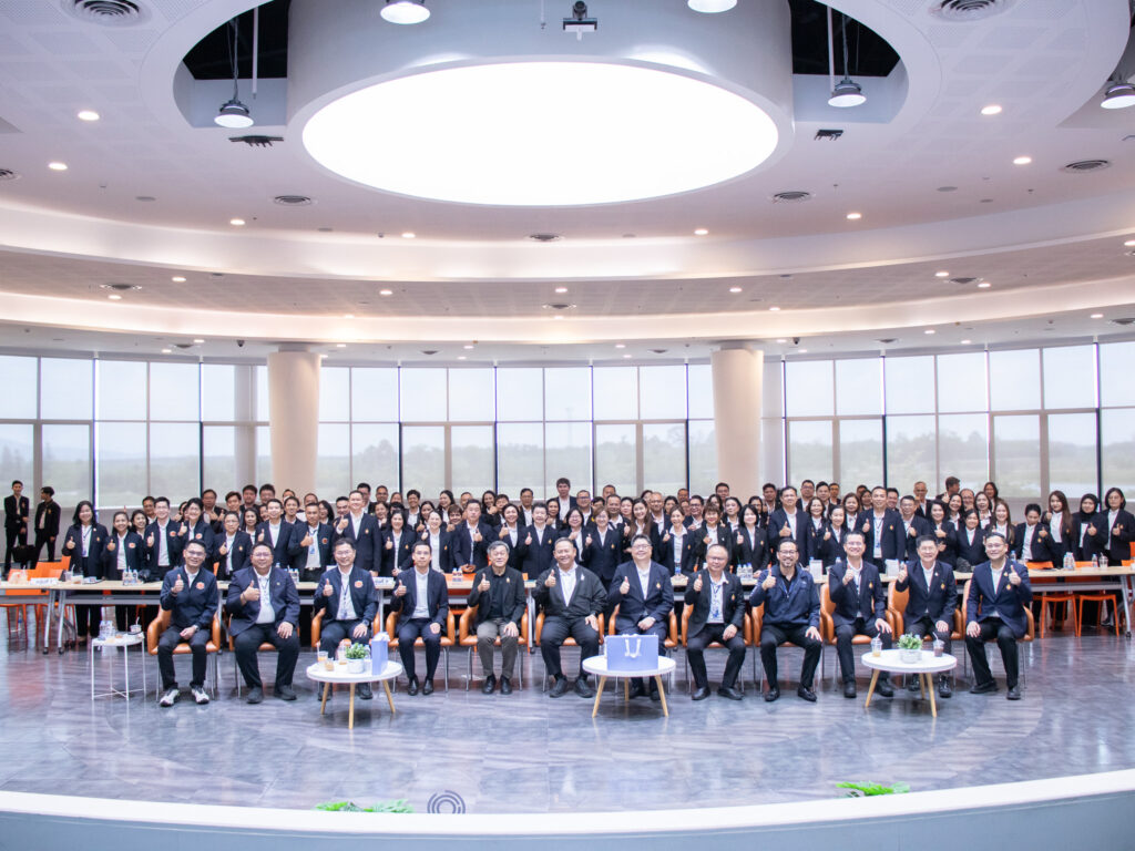 คณะผู้เข้ารับการอบรมหลักสูตรนักบริหารการงบประมาณระดับสูง (นงส.) รุ่นที่ 13 ถ่ายภาพหมู่ร่วมกับคณะผู้บริหาร สวทช. ณ โถงกิจกรรมอาคารสำนักงานใหญ่ EECi