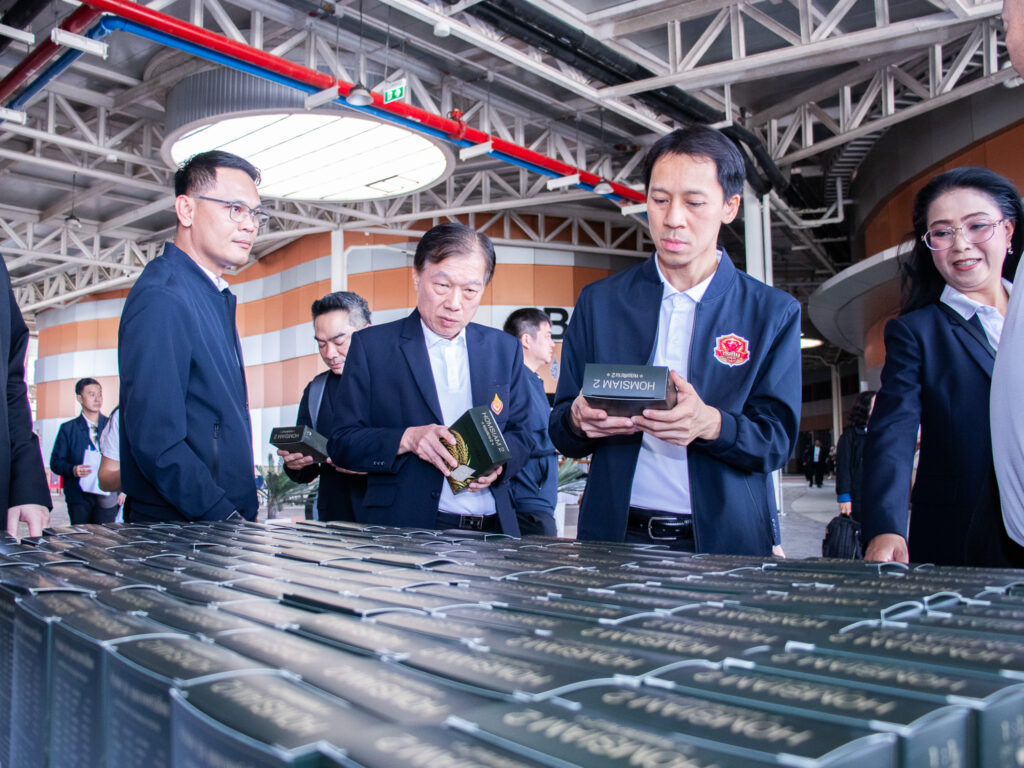 ภาพ: คณะผู้เข้ารับการอบรม นงส. รุ่นที่ 13 ให้ความสนใจรับชมข้อมูลผลิตภัณฑ์ “ข้าวหอมสยาม 2” พันธุ์ข้าวเจ้าหอมพื้นนุ่มพันธุ์ใหม่ที่ให้ผลผลิตสูง