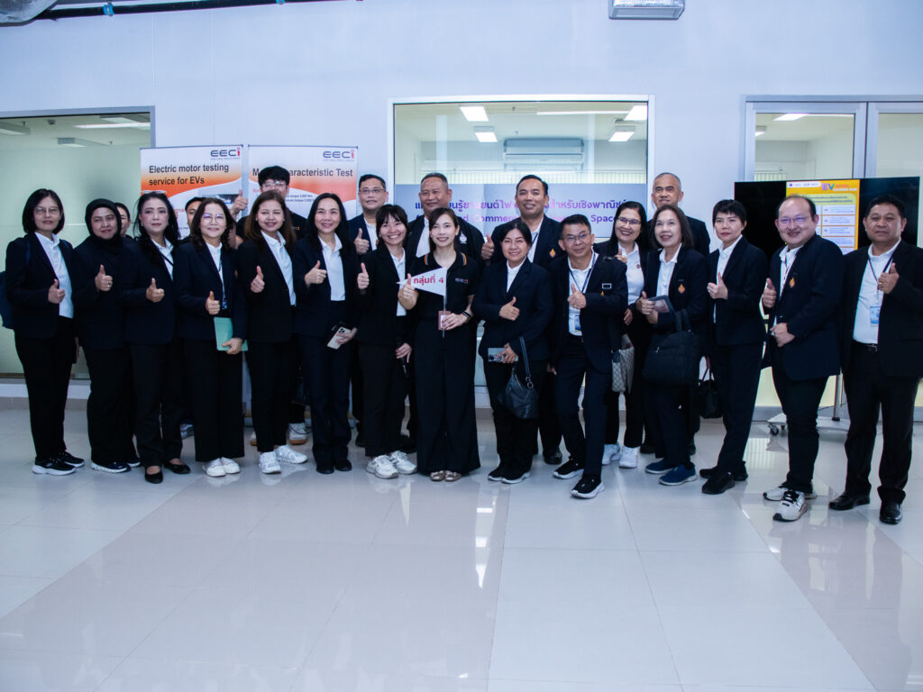 ภาพ: คณะผู้เข้ารับการอบรม นงส. รุ่นที่ 13 ถ่ายภาพเป็นที่ระลึกร่วมกัน ณ พื้นที่เรียนรู้ยานยนต์ไฟฟ้าขั้นสูงสำหรับเชิงพาณิชย์ ภายในเขตนวัตกรรม EECi