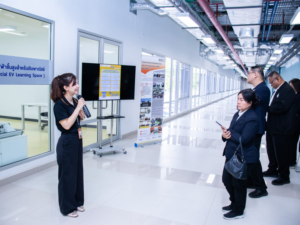 ภาพ: เจ้าหน้าที่ สวทช. บรรยายให้ความรู้ด้านเทคโนโลยียานยนต์ไฟฟ้า ณ พื้นที่เรียนรู้ยานยนต์ไฟฟ้าขั้นสูงสำหรับเชิงพาณิชย์ (Commercial EV Learning Space)