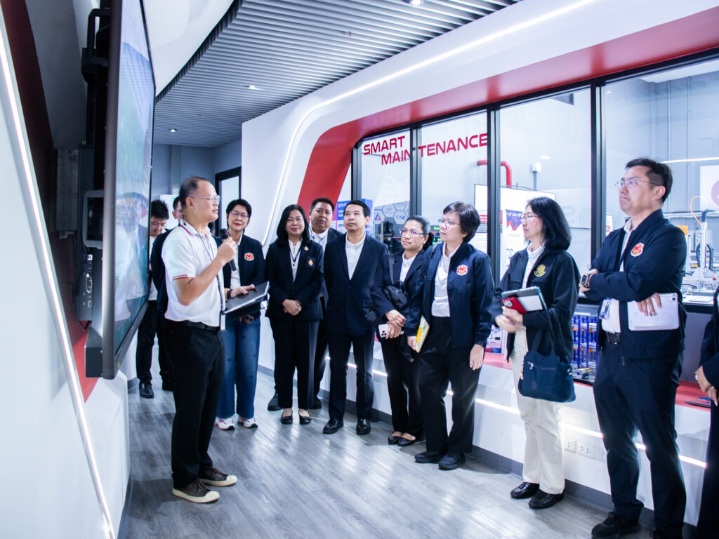 ภาพ: นักวิจัย สวทช. นำคณะ นงส. รุ่นที่ 13 เยี่ยมชมและบรรยายเทคโนโลยี ณ ศูนย์นวัตกรรมการผลิตยั่งยืน (SMC)