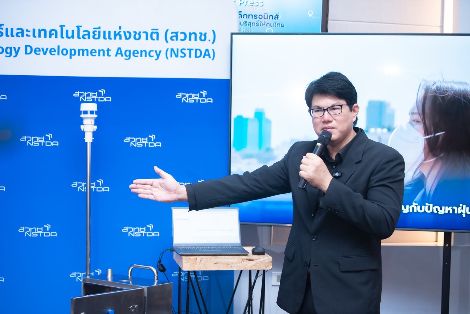 ภาพ ดร.รุ่งโรจน์ เมาลานนท์ กำลังอธิบายหลักการทำงานของเครื่อง e-Nose 