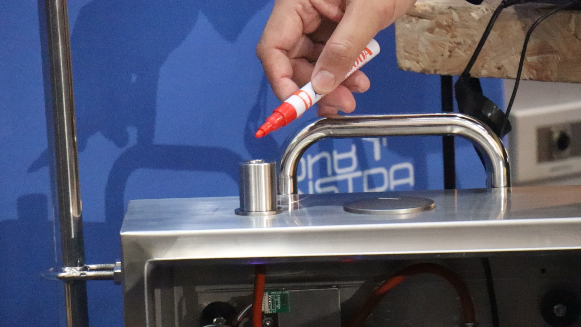 ภาพการทดสอบให้เครื่อง e-Nose ดมกลิ่นปากกาเมจิก