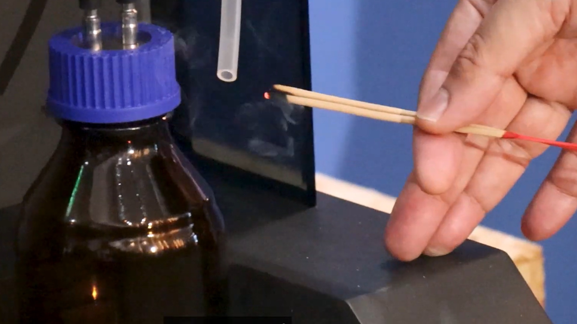 ภาพการทดสอบให้เครื่อง e-Nose ดมกลิ่นควันธูป