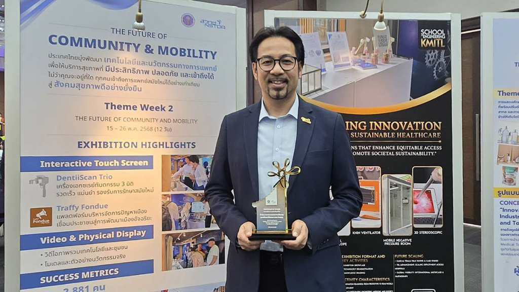 ภาพ: ดร.วรวรงค์ รักเรืองเดช รองผู้อำนวยการ สวทช. ถือโล่ประกาศเกียรติคุณ บริเวณหน้าป้ายนิทรรศการของ สวทช.