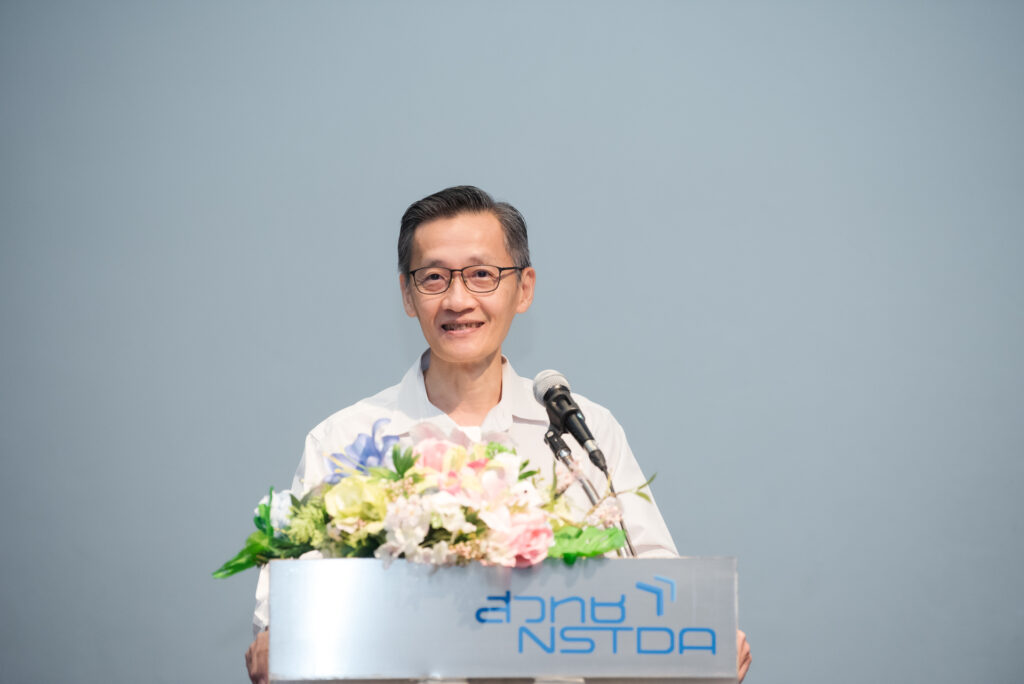 ดร.สมบุญ สหสิทธิวัฒน์ รองผู้อำนวยการ สวทช. กล่าวต้อนรับและเปิดงานปฐมนิเทศโครงการฝึกทักษะวิจัยภาคฤดูร้อน ปี 2569