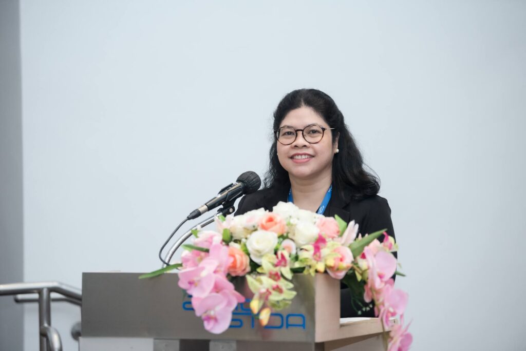 วิทยากรกล่าวบรรยายและให้การต้อนรับนักเรียนและครูที่เข้าร่วมงานปฐมนิเทศโครงการฝึกทักษะวิจัยภาคฤดูร้อน ปี 2569 ณ สวทช.