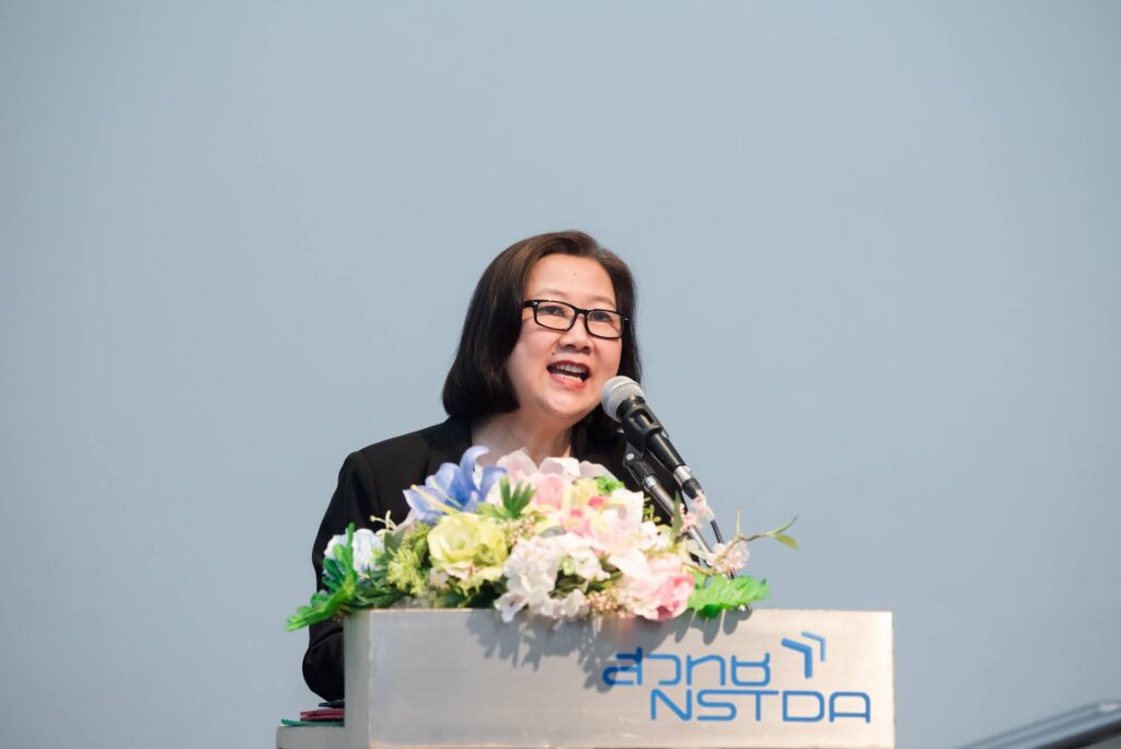 คุณอติพร สุวรรณ กล่าวบรรยายและให้การต้อนรับนักเรียนและครูที่เข้าร่วมงานปฐมนิเทศโครงการฝึกทักษะวิจัยภาคฤดูร้อน ปี 2569 ณ สวทช.