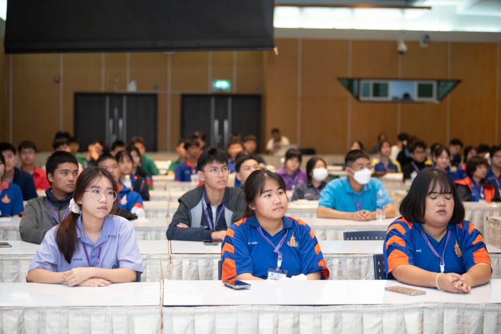 นักเรียนระดับมัธยมศึกษาตอนปลายที่ผ่านการคัดเลือก ตั้งใจรับฟังการบรรยายในงานปฐมนิเทศเพื่อเตรียมความพร้อม