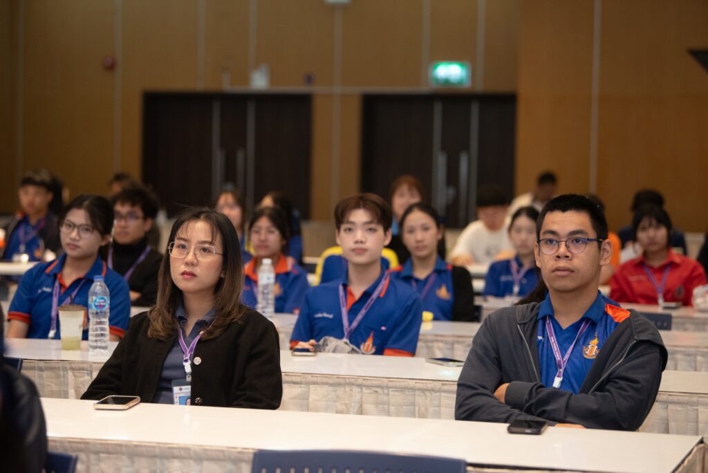 ภาพมุมกว้างแสดงบรรยากาศนักเรียนและผู้เข้าร่วมโครงการร่วมรับฟังการบรรยายก่อนเริ่มฝึกทักษะวิจัย