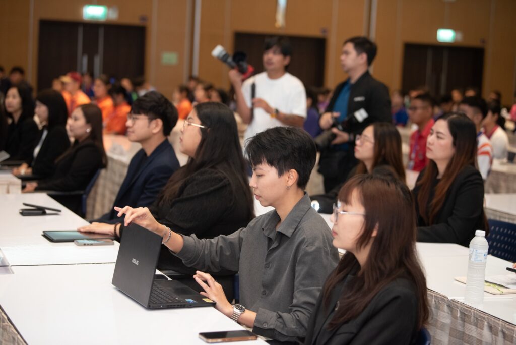 คณะครูวิทยาศาสตร์และบุคลากรทางการศึกษาที่เข้าร่วมโครงการ ร่วมรับฟังการบรรยายและจดบันทึกข้อมูลสำคัญ