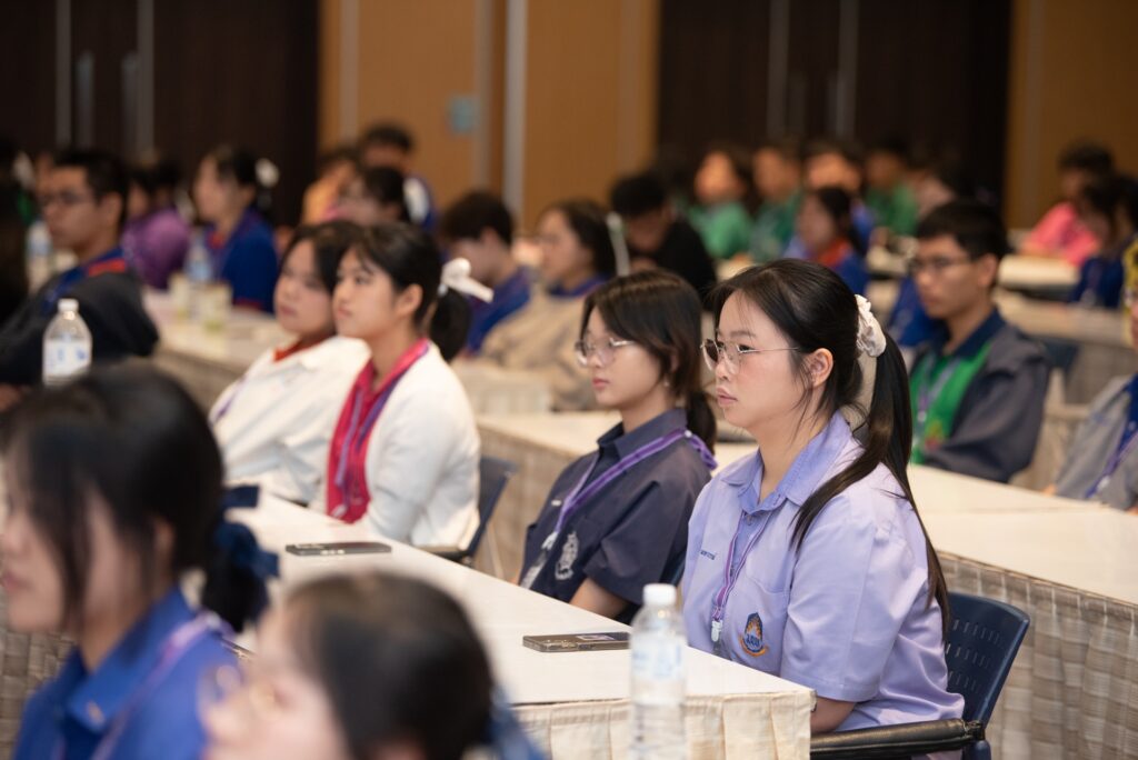 ยาวชนผู้เข้าร่วมโครงการให้ความสนใจกับเนื้อหาการบรรยายเพื่อเตรียมตัวเข้าสู่ห้องปฏิบัติการวิจัยของศูนย์วิจัยแห่งชาติ