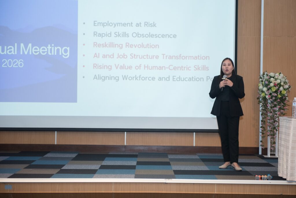 วิทยากรบรรยายให้ความรู้ในหัวข้อการปรับตัวและพัฒนาทักษะที่จำเป็นแห่งอนาคต (Reskilling Revolution)