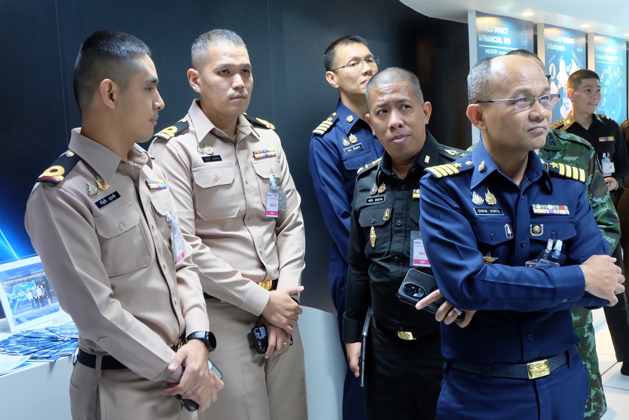 ภาพ: คณะศึกษาดูงานรับชมโมเดลจำลองการออกแบบและพัฒนาระบบศูนย์ข้อมูล (Data Center) ภายในอาคาร INC2