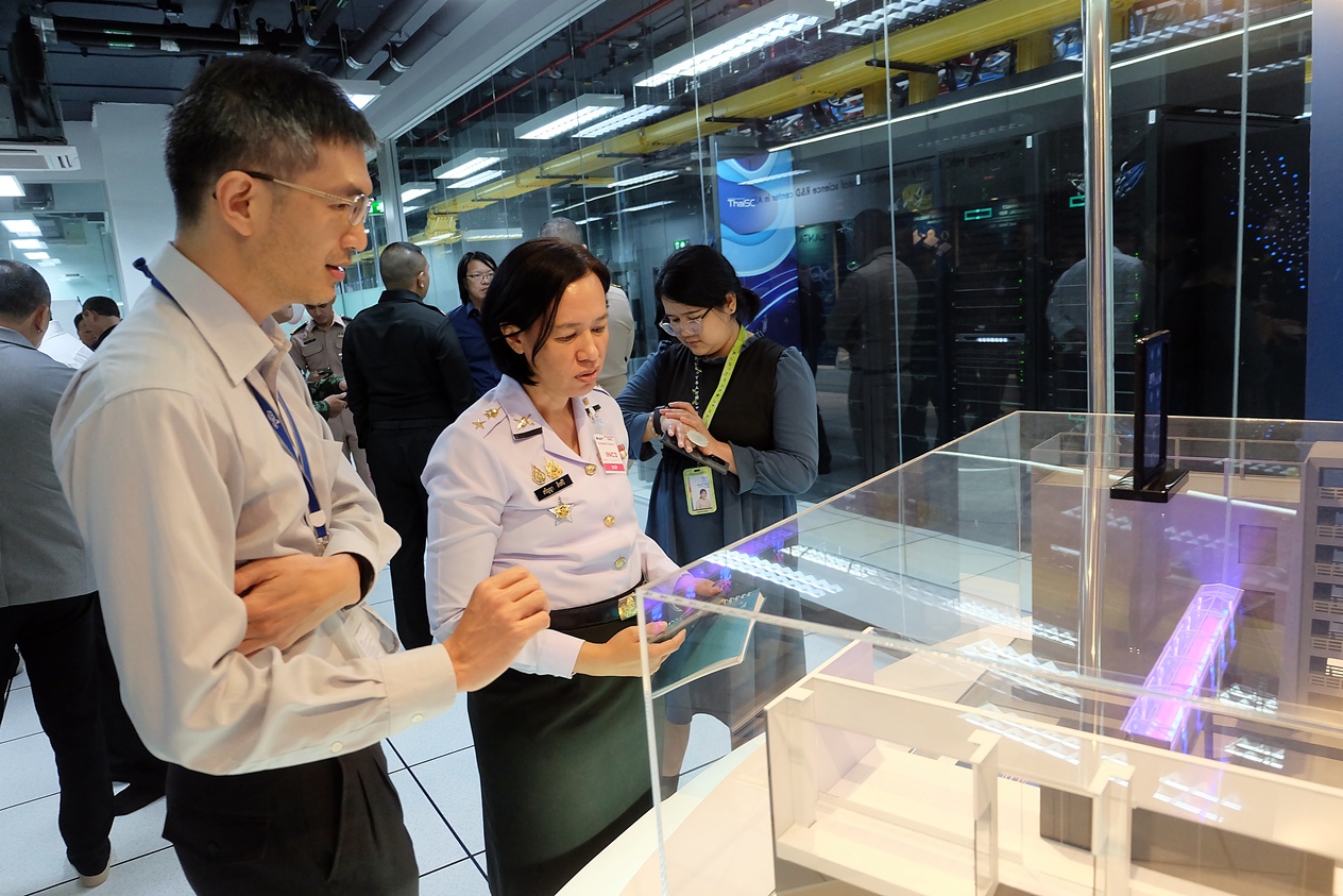 ภาพ: คณะศึกษาดูงานจากกรมการสื่อสารทหาร ให้ความสนใจข้อมูลโครงสร้างพื้นฐานและการประมวลผลขั้นสูงของ สวทช.