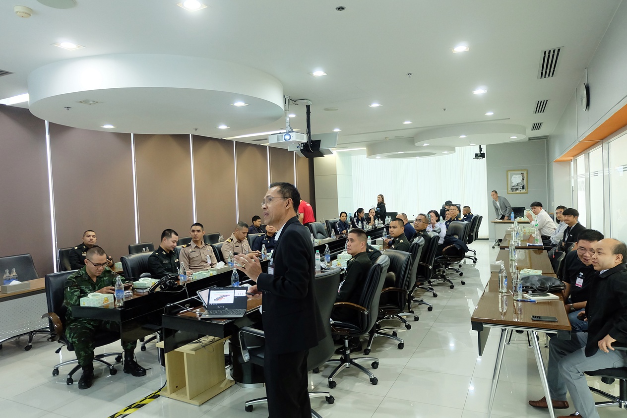 ภาพ: บรรยากาศการบรรยายแนวปฏิบัติที่เป็นมาตรฐานสำหรับการดำเนินงานศูนย์ข้อมูลขนาดใหญ่ (Data Center) ณ ห้องประชุม