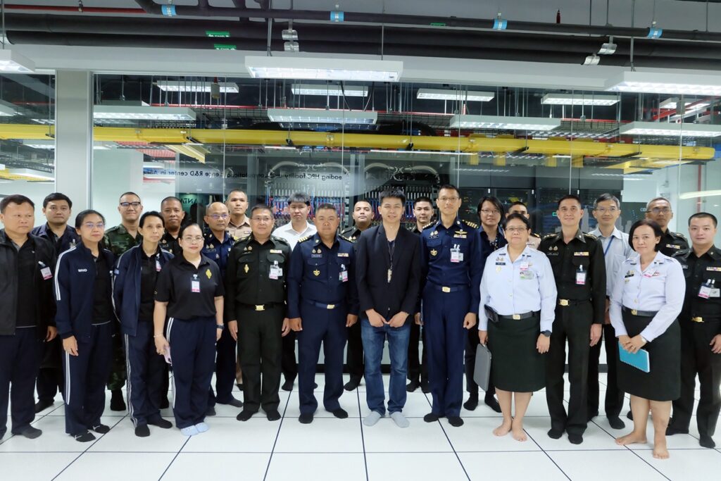 ภาพ: คณะผู้บริหารและเจ้าหน้าที่ ThaiSC ถ่ายภาพร่วมกับคณะศึกษาดูงานจากศูนย์เทคโนโลยีสารสนเทศทหาร บริเวณหน้าห้องเครื่อง LANTA Supercomputer