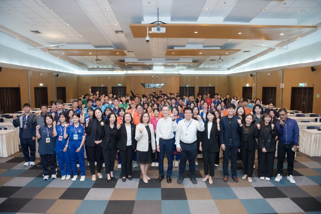 ภาพ: คณะผู้บริหาร สวทช. ถ่ายภาพหมู่ร่วมกับนักเรียนระดับมัธยมศึกษาตอนปลายและครูวิทยาศาสตร์ทั้ง 113 คน ที่เข้าร่วมโครงการฝึกทักษะวิจัยภาคฤดูร้อน ปี 2569 ณ บ้านวิทยาศาสตร์สิรินธร