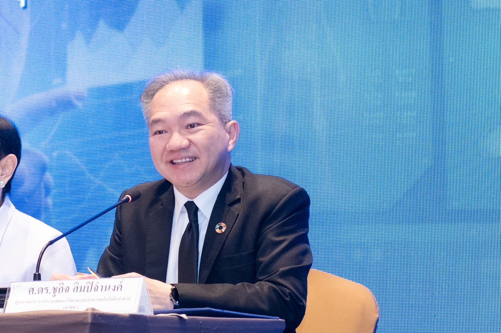 ภาพศาสตราจารย์ ดร.ชูกิจ ลิมปิจำนงค์ ผู้อำนวยการ สวทช.