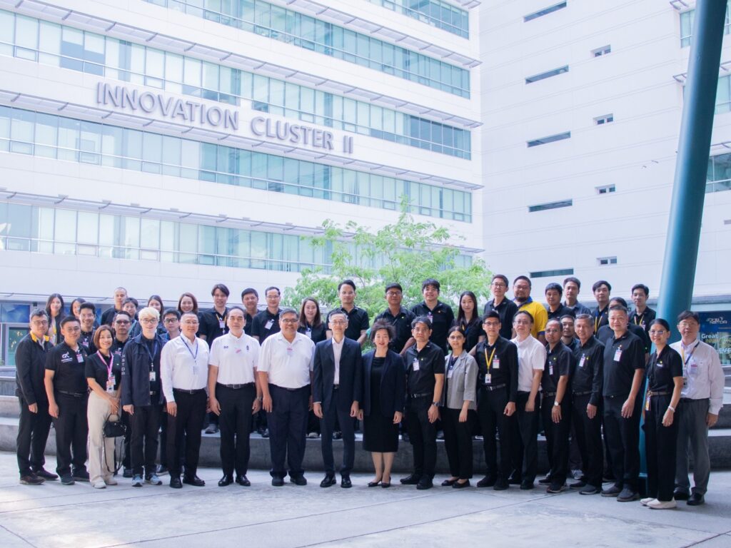 ภาพหมู่คณะผู้บริหาร กฟผ. และคณะผู้บริหาร สวทช. บริเวณหน้าอาคาร Innovation Cluster II อุทยานวิทยาศาสตร์ประเทศไทย