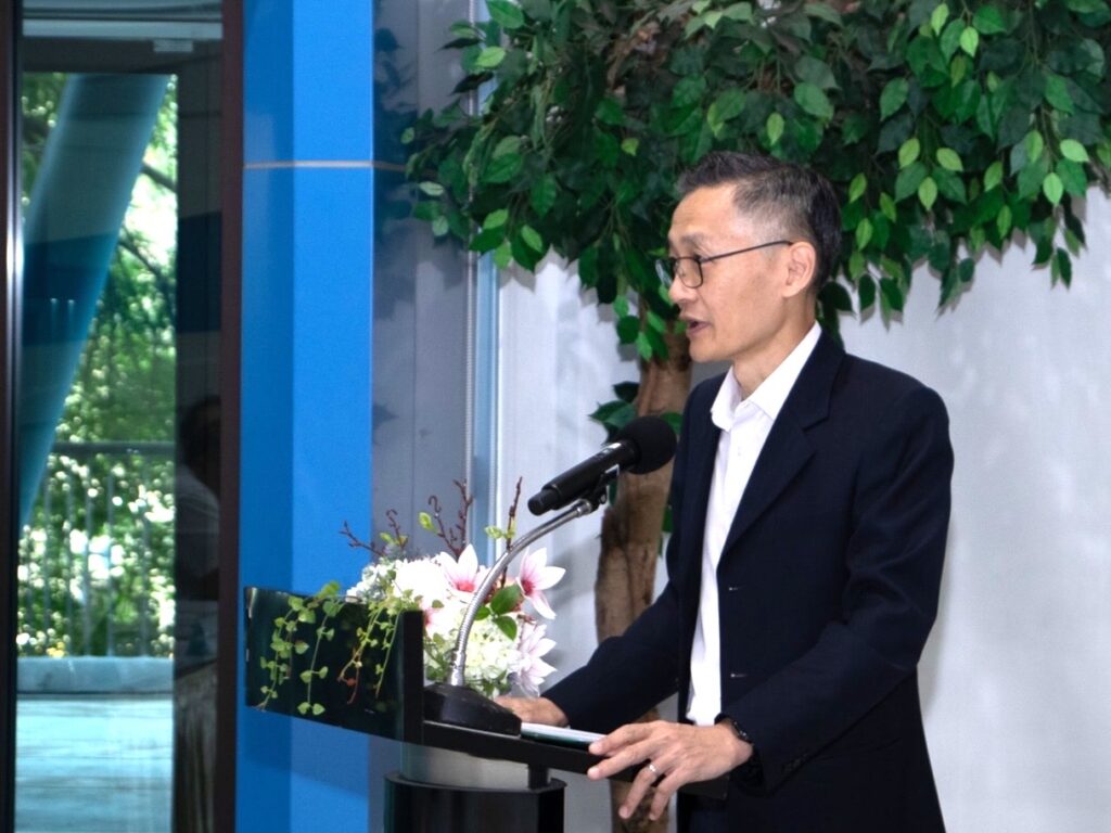 ดร.สมบุญ สหสิทธิวัฒน์ รองผู้อำนวยการ สวทช. กล่าวต้อนรับคณะผู้บริหาร กฟผ. ในโอกาสเข้าเยี่ยมชมศักยภาพและผลงานวิจัยของ 5 ศูนย์แห่งชาติ