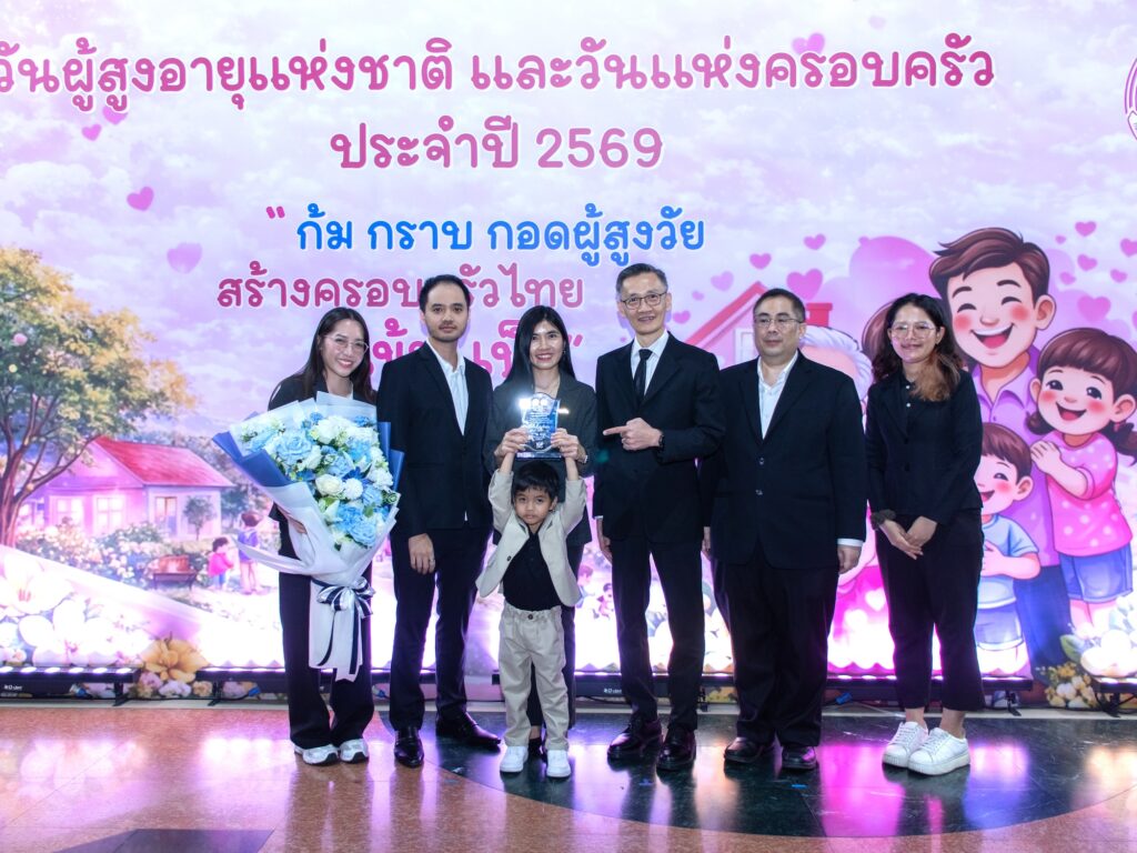 ภาพ: ผู้บริหารและนักวิจัย สวทช. ถ่ายภาพร่วมกันพร้อมกับโล่รางวัลประกาศเกียรติคุณที่ได้รับภายในงาน